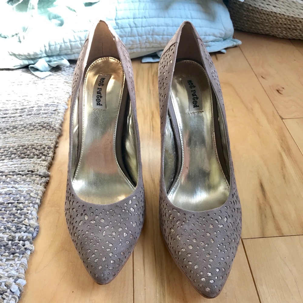 Beautiful tan and gold speckled heels!